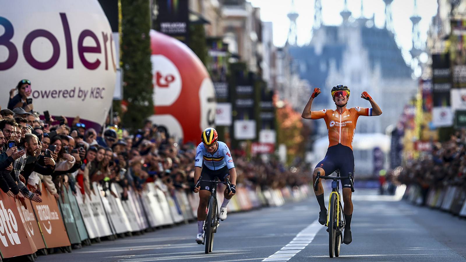 Marianne Vos takes 14th Worldtitle in epic battle with Lotte Kopecky