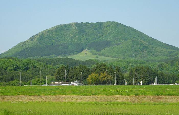 初夏の薬莱山_-_panoramio